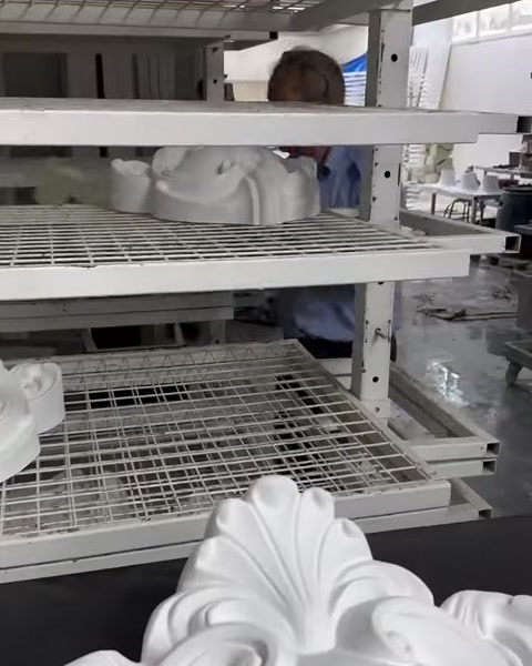 Atölye rafları ve farklı biçimlerdeki dekoratif parçalar birlikte görülüyor