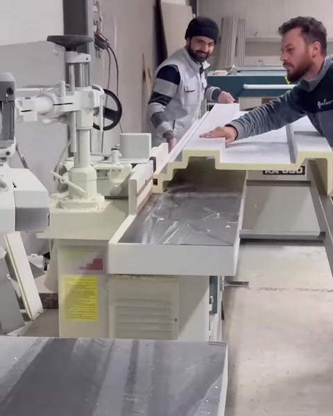 İki çalışan profili kesim makinesine birlikte yerleştiriyor