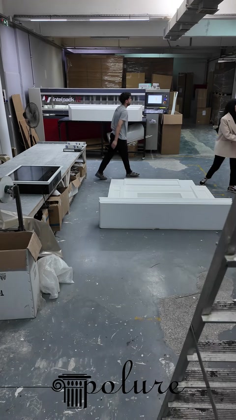 İki çalışan dekoratif şömine parçalarını gövde çevresinde taşıyor.