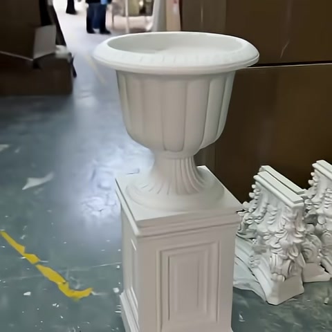 Poliüretan Üzeri Plastik Saksı, Dekoratif Dış ve İç Mekan Saksılarının İmalatı Fabrikadan Halka — 0:15