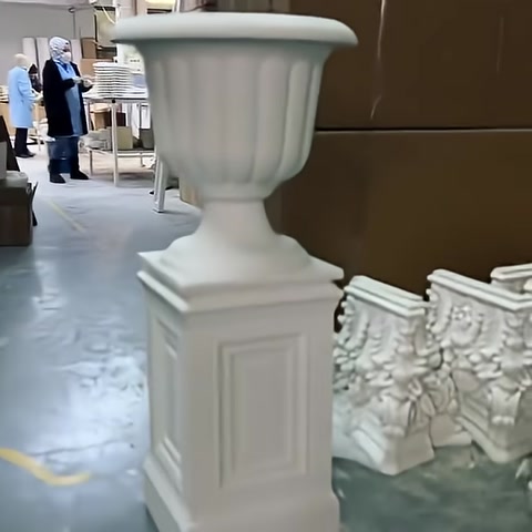 Poliüretan Üzeri Plastik Saksı, Dekoratif Dış ve İç Mekan Saksılarının İmalatı Fabrikadan Halka — 0:16