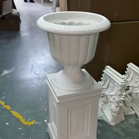 Kare kaide üzerine yerleştirilmiş klasik formlu dekoratif saksı