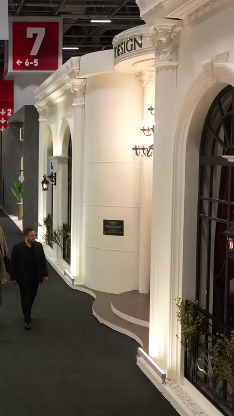 Kemerli geçişler ve sütunlarla düzenlenen fuar standı koridoru