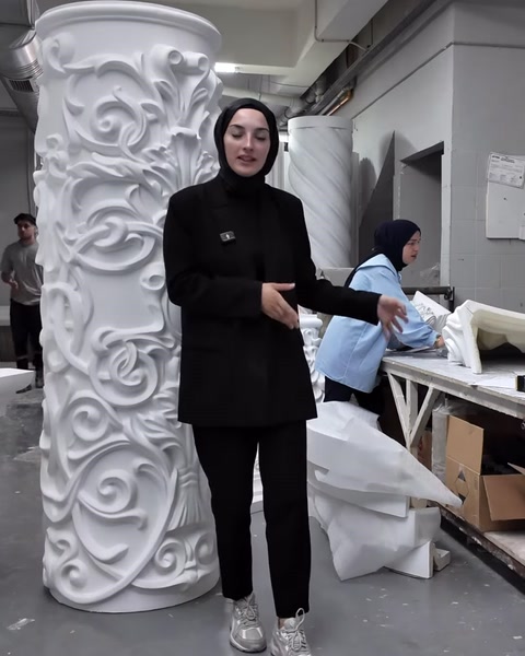 Büyük çiçek kabartmalı dekoratif sütun gövdesi yakından tanıtılıyor.