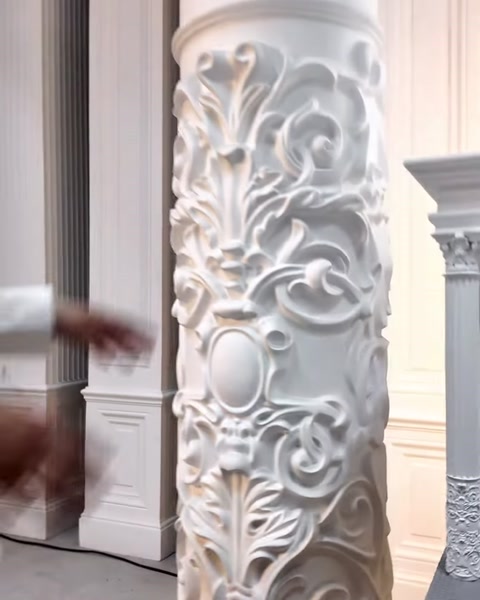 Klasik motifli sütun bezemesi ve yivli gövde detayı öne çıkıyor.