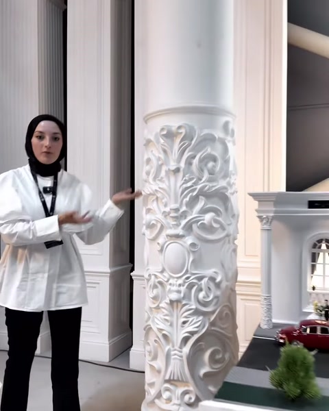 Dekoratif sütun modeli showroomdaki mimari uygulamalar arasında tanıtılıyor.