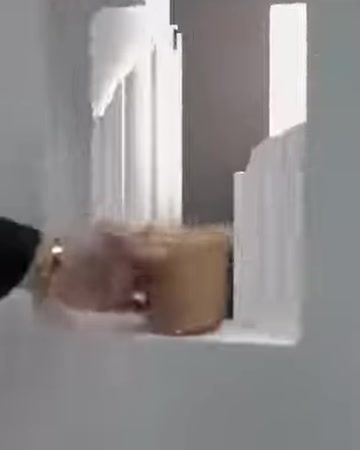Özel biçimlendirilmiş niş rafında mum ve profil detayları görülüyor