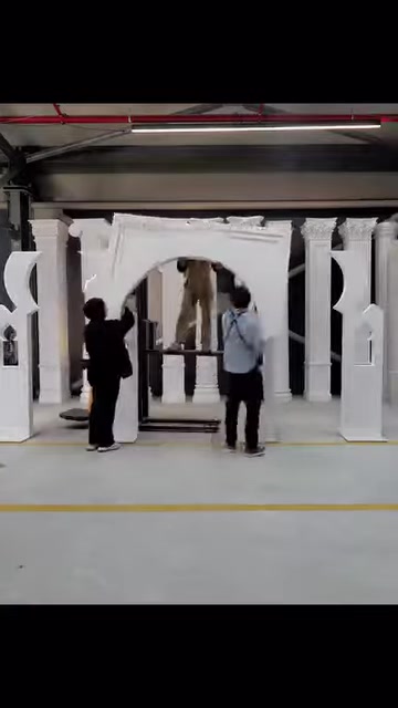 Büyük kemerli panelin sütunlu dekor önünde konumlandırılma aşaması
