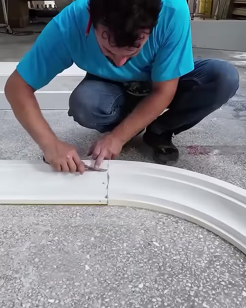 Usta kemer sövenin ek yerini elle kontrol ederek düzeltiyor