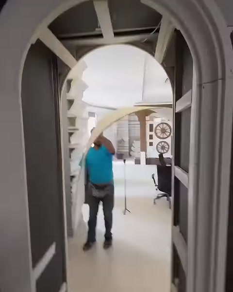 Monte edilen kemer söve dekoratif iç mekân geçişini çerçeveliyor