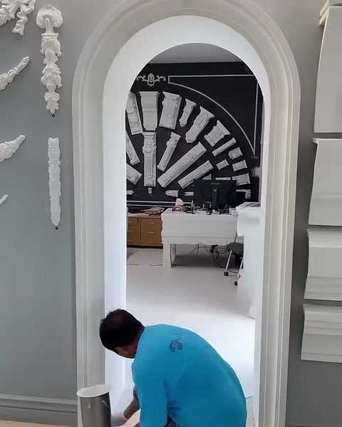 Beyaz kemer söve uygulaması iç mekân açıklığında tamamlanıyor