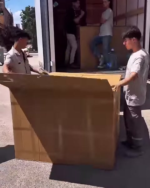 Karton ambalajın ön kapağı indirilerek ürün çıkarılmaya hazırlanıyor.