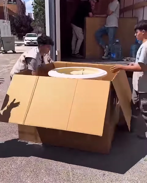 Açılmış ambalaj içinde sütun başlığının üst bölümü görülüyor.