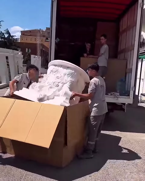 Büyük dekoratif başlık kaldırılırken ön yüzündeki süslemeler ortaya çıkıyor.