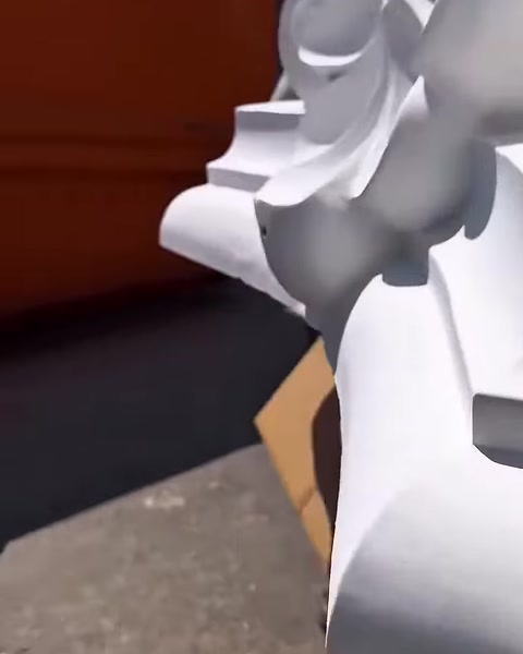 Kıvrımlı köşe bezemesi ile katmanlı alt bordür yakından görülüyor.