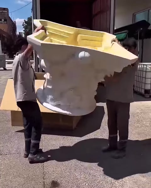 Arka taraftaki iç hacim ve üst tabla yapısı gösteriliyor.