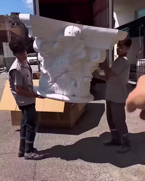 Sütun başlığının yan yüzündeki kabartmalı yaprak dizileri görülüyor.