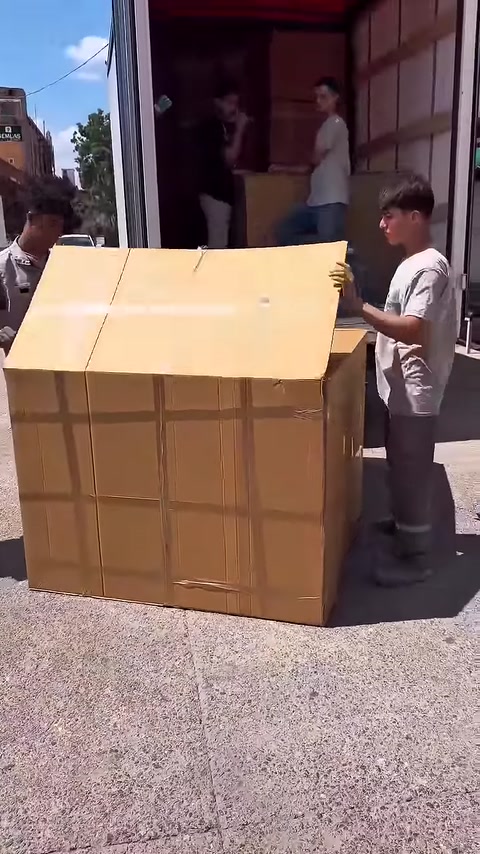Büyük karton kutunun kapakları ürün kontrolü için açılıyor
