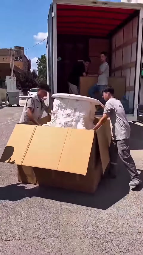 Poliüretan sütun başlığı kutudan iki çalışan tarafından çıkarılıyor