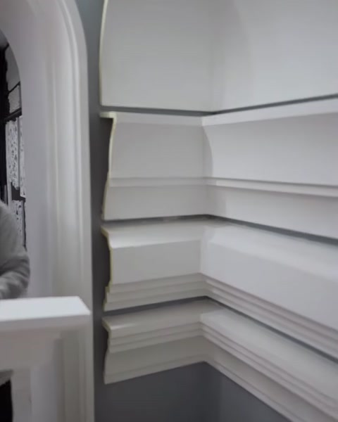 Duvar boyunca sıralanan farklı genişlikte dekoratif silme modelleri