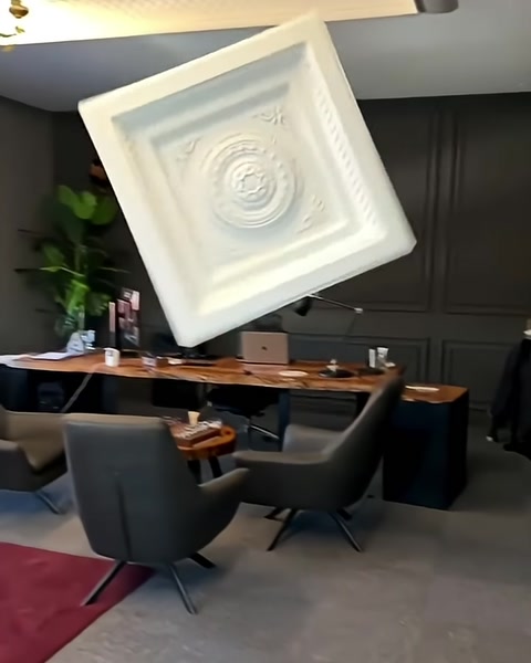 Kare Kaset Kubbe ve Geometrik Tavan Panelleriyle Klasik Mimariyi Modern Alanlara Taşıyan Poliüretan