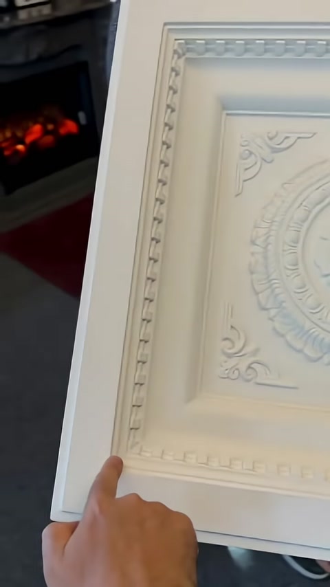 Kaset tavan panelinin yükseltili kenar profili yandan gösteriliyor