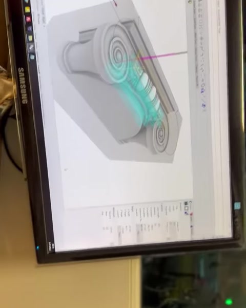 Dijital sütun başlığı modeli bilgisayar ekranında kontrol ediliyor
