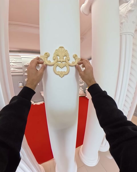 Sütun gövdesine altın bant süsleme uygulaması yapılıyor