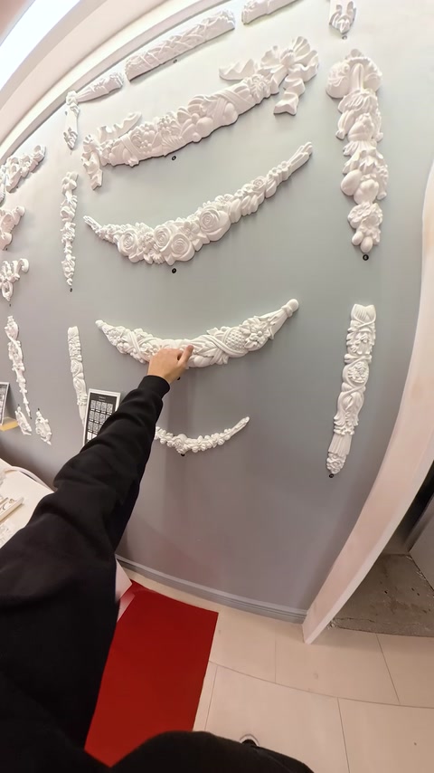 Köşe bordürleri ve kabartmalı motiflerle hazırlanan sergileme duvarı