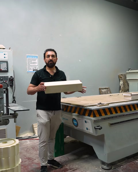 CNC router tablasına poliüretan kütük malzeme yerleştiriliyor
