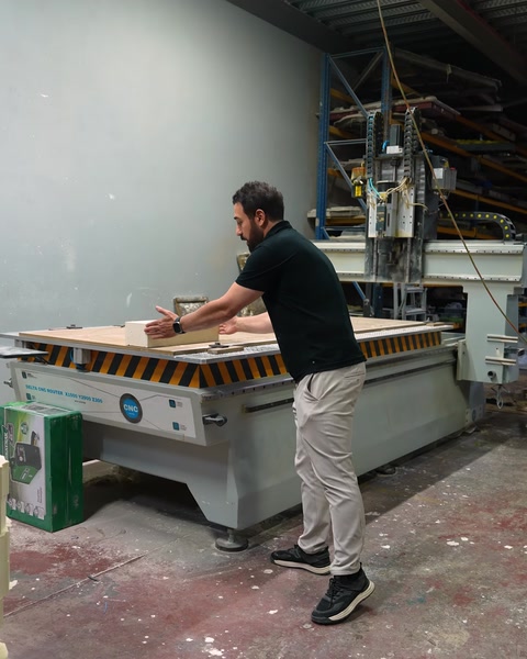 CNC router tezgahında işlenecek malzeme hazırlanıyor