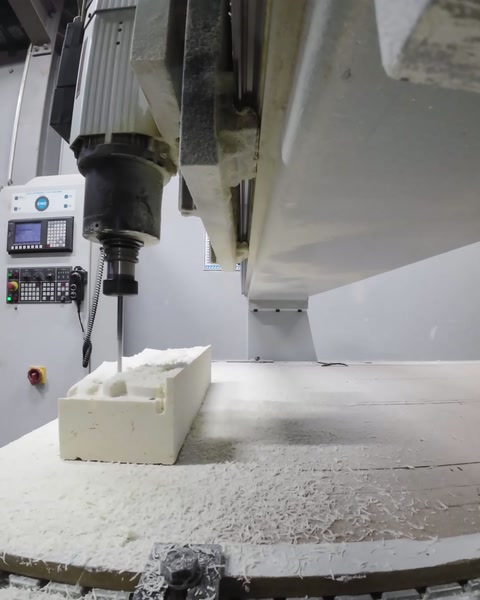 CNC freze başlığı poliüretan blok üzerinde detay işliyor