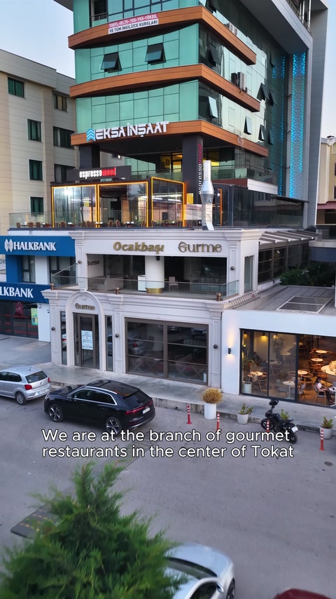 Dekoratif poliüretan elemanlarla çevrelenmiş restoran cephesinin geniş açı görünümü