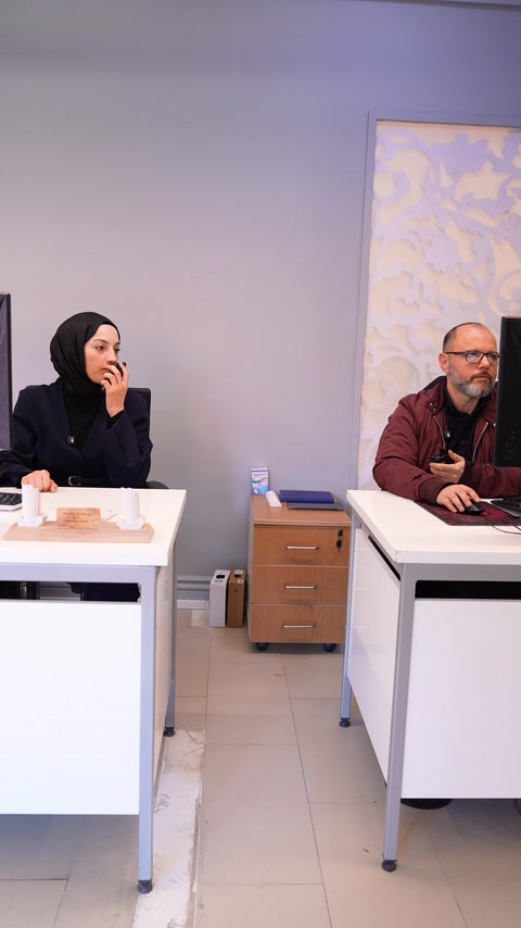 Ofis ekibi fuar hazırlığı sırasında telsizle iletişim kuruyor