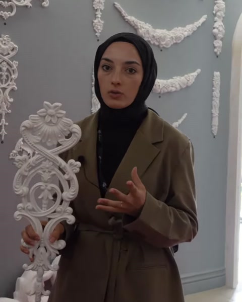 Oyma görünümlü büyük beyaz motifin kıvrımlı detayları yakından gösteriliyor