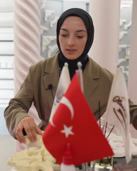 Sunucu, masa üzerindeki motif parçalarını uygulama öncesinde inceliyor