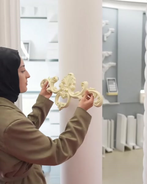 Altın renkli motif, kavisli sütun yüzeyine hizalanarak yaklaştırılıyor