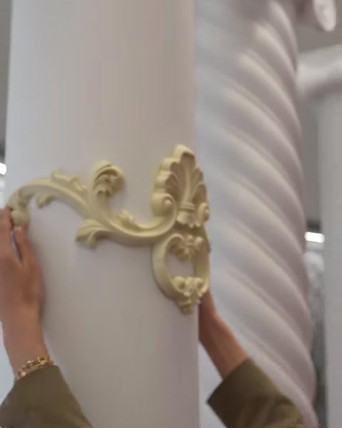 Kavisli sütuna uyum sağlayan motifin kabartmalı detayları görülüyor