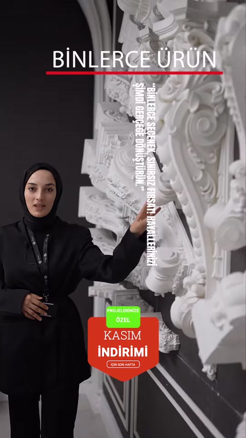 Yoğun motifli sütun başlıkları ve klasik dekoratif elemanlar