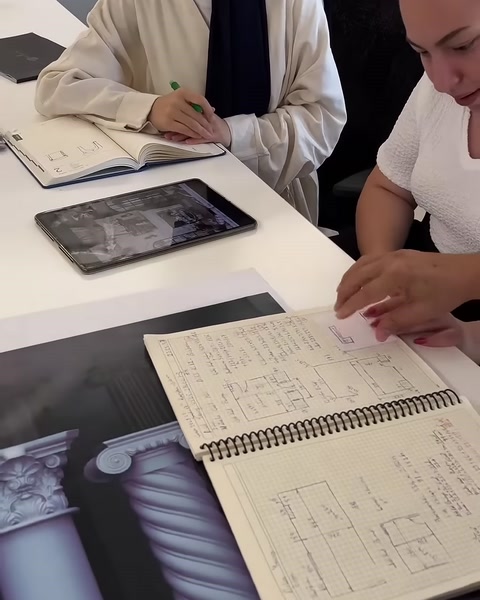 Çizimli proje defteri yanında dekoratif sütun modelleri değerlendiriliyor