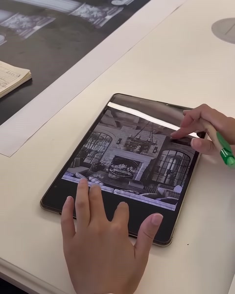 Tablet ekranındaki dekorasyon projesinin ayrıntıları parmakla inceleniyor
