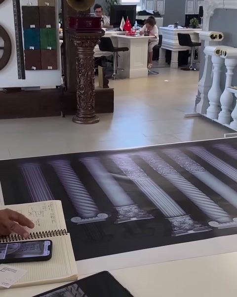 Showroom zeminindeki sütun görselleri ve dekoratif örnekler birlikte görülüyor