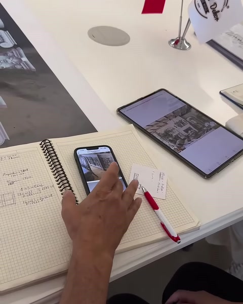 Telefon ve tablet üzerinden proje seçenekleri karşılaştırılıyor