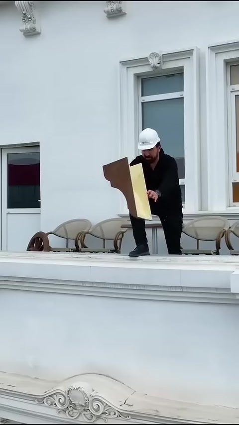Usta, ahşap görünümlü poliüretan kiriş kesitini terasta sergiliyor