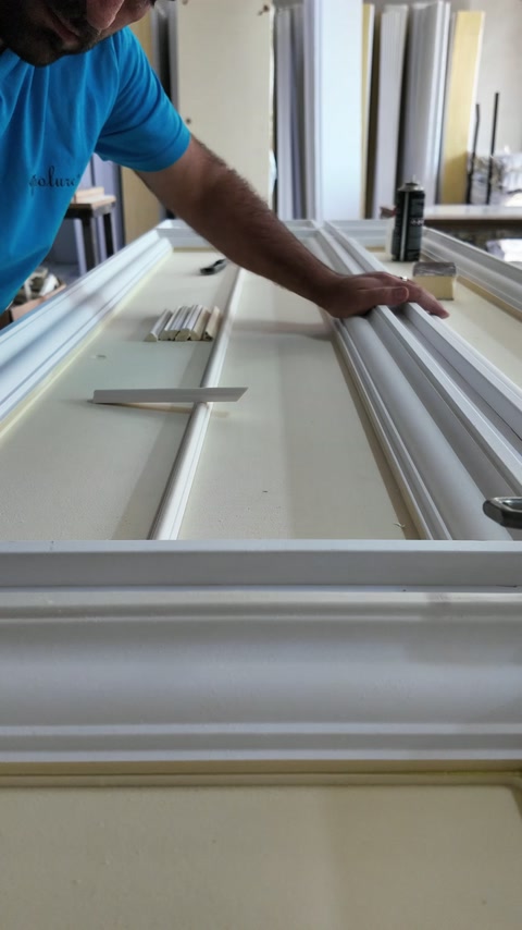Çerçeve çıtasının panel boyunca düz yerleşimi kontrol ediliyor