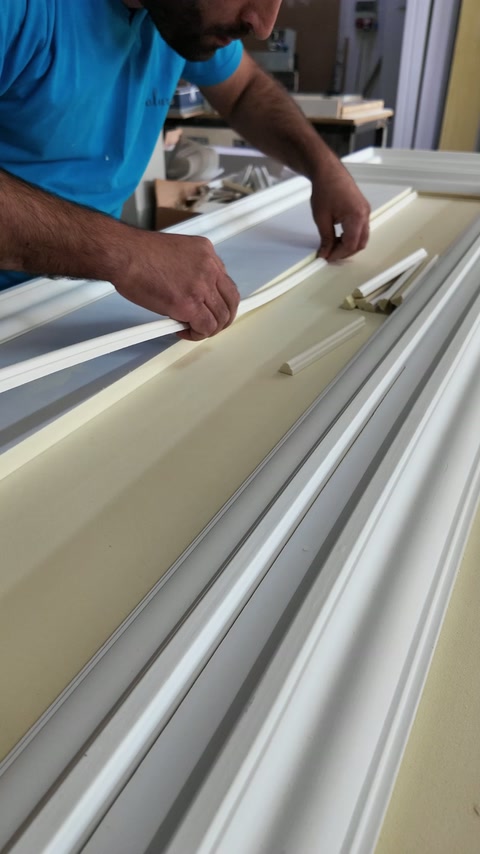 İç çerçeve çıtası panel yüzeyine ölçülü biçimde yerleştiriliyor