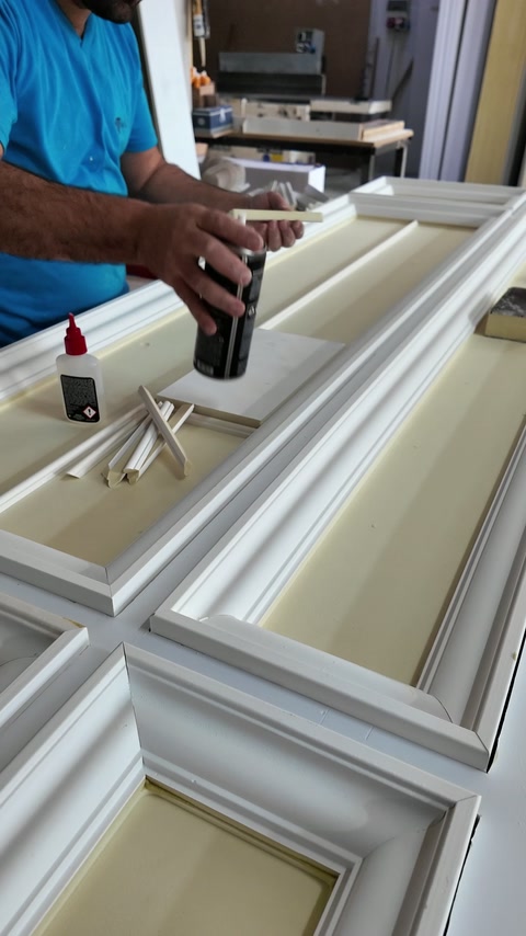 Panel profillerinin bağlantı bölgelerine sprey yapıştırıcı uygulanıyor