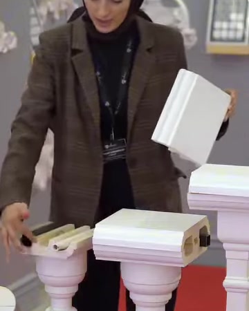 Sunucu küpeşte numunesini sergilerken alt kanal boşluklarını işaret ediyor.