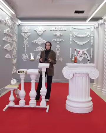 Showroomda badastrol, küpeşte ve dekoratif sütun örnekleri birlikte görülüyor.