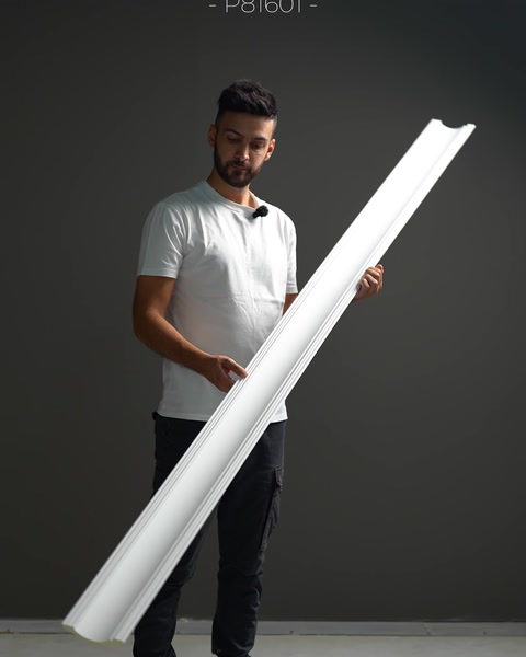 Geniş yüzeyli sade kartonpiyer profili sergileniyor
